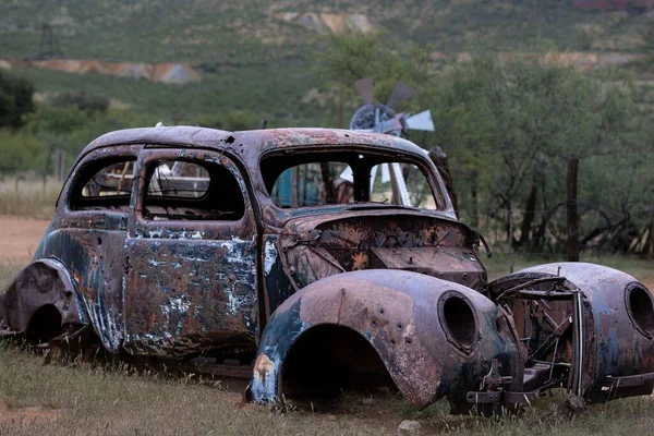 Velho Carro Velho Enferrujado Abandonado Apodrecer Num Campo Rural — Fotografia de Stock
