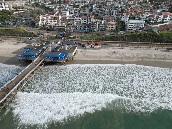 San Clemente Skelesi Üzerinde Deniz Dalgaları Arka Planda Şehir Manzarası — Stok fotoğraf