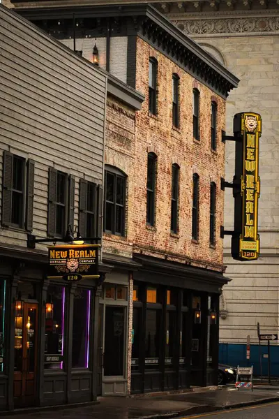 Savannah, Georgia 'daki Gritty Mimarlık ve küçük işletmelerin dikey çekimi.