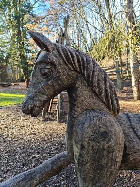 秋の公園での小さな木の馬の垂直ショット — ストック写真