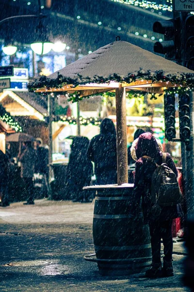Függőleges Felvétel Emberekről Akik Egy Szabadtéri Karácsonyi Vásáron Sétálnak Berlini — Stock Fotó