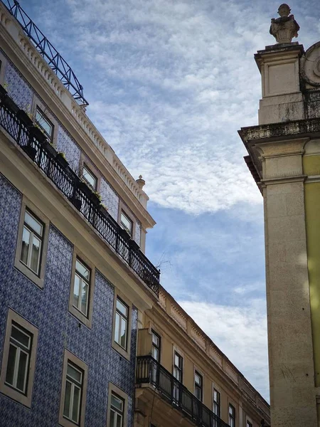 Plano Vertical Los Edificios Azules Con Cielo Nublado Fondo Lisboa — Foto de Stock