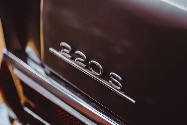 Крупный План Багажника Mercedes Benz 220 Годов Годов Модельным Названием — стоковое фото
