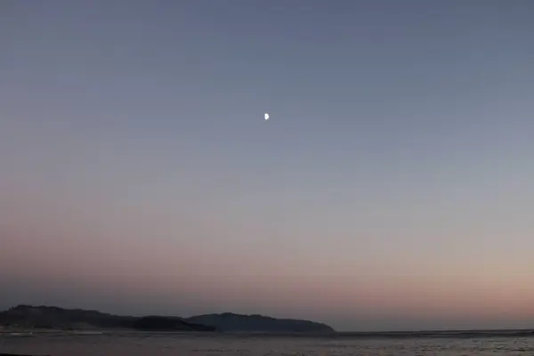 Крошечная Луна Пурпурно Голубом Закатном Небе Над Океаном Вечером — стоковое фото