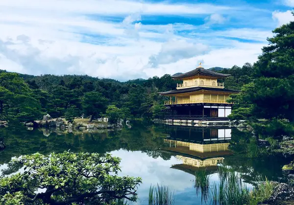 Låg Vinkel Utsikt Över Modern Byggnad Nära Sjön Kyoto Japan — Stockfoto