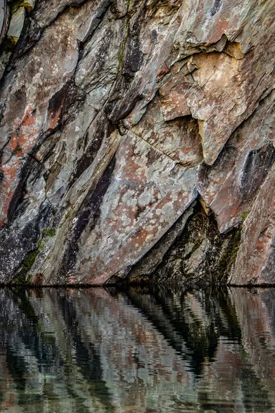 Pionowe Ujęcie Formacji Skalnych Doskonale Odbijające Się Wodzie Jeziora — Zdjęcie stockowe