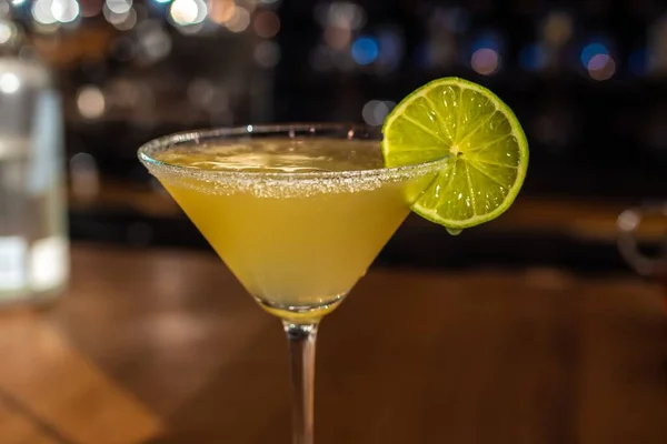 Primo Piano Bicchiere Cocktail Margarita Con Lime — Foto Stock