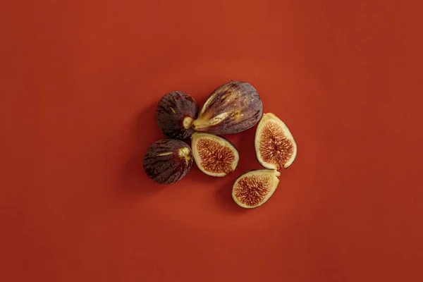 Uma Vista Superior Frutas Figo Fundo Vermelho — Fotografia de Stock