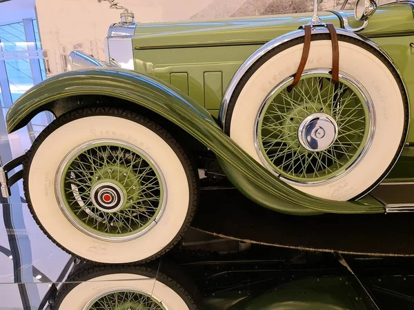Auto Epoca Verde Con Una Ruota Bianca Sul Lato — Foto Stock
