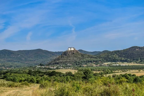 Castelo Medieval Fuzer Hungria Topo Uma Colina Rodeada Por Montanhas — Fotografia de Stock