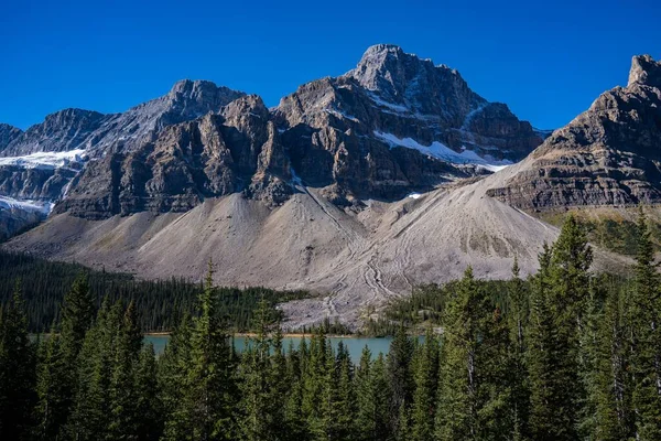 Nádherný Výhled Ledovcové Horské Jezero Obklopené Věčně Zeleným Lesem Zasněženými — Stock fotografie