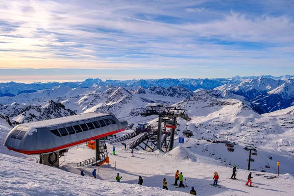 Mensen Skiën Heiligenblut Resort Met Een Bewolkte Blauwe Lucht Achtergrond — Stockfoto