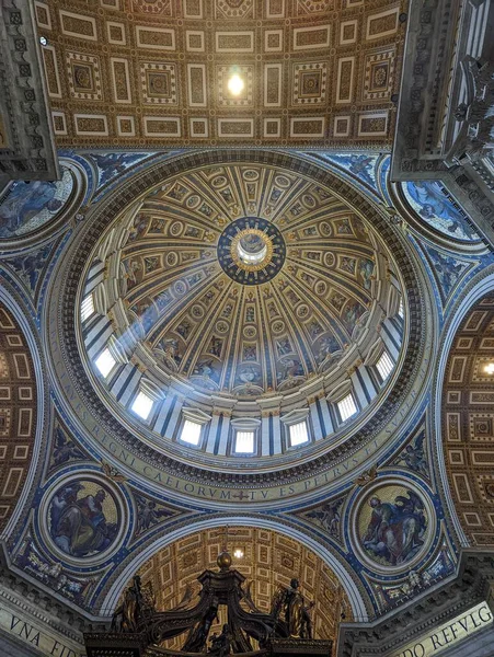 Eine Vertikale Aufnahme Der Goldenen Kuppel Petersdom Der Vatikanstadt — Stockfoto