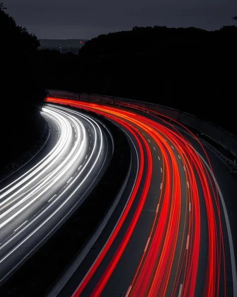 Eine Vertikale Aufnahme Einer Autobahn Bei Nacht Mit Langzeitbelichtung — Stockfoto