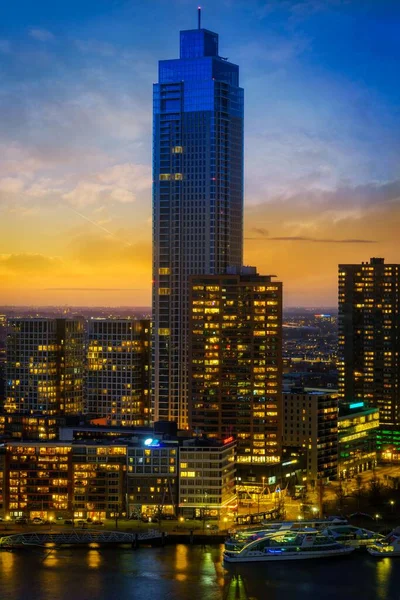 夕暮れ時のライトアップされた高層ビルや街のスカイラインの絶景 — ストック写真