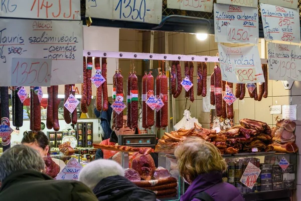Närbild Människor Som Köper Kött Från Slaktare Den Stora Marknaden — Stockfoto