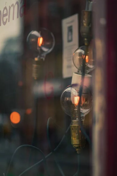 Ett Selektivt Fokus Glödande Glödlampor Utomhus Med Suddig Bakgrund — Stockfoto