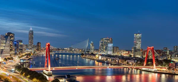 Skyline Van Rotterdam Nachts Maas Met Willembrug Erasmusbrug — Stockfoto