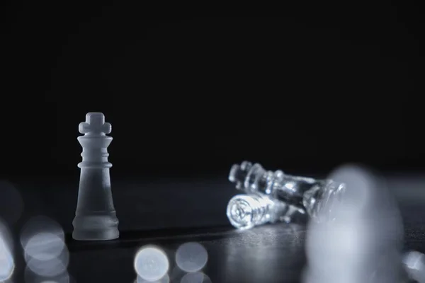 コピースペースと黒の背景に敗北した敵の前にクリスタルチェスの王の作品 — ストック写真