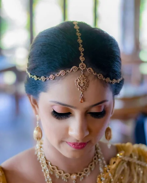 Unga Lankesiska Bruden Bär Elegant Makeup Och Traditionella Tillbehör — Stockfoto