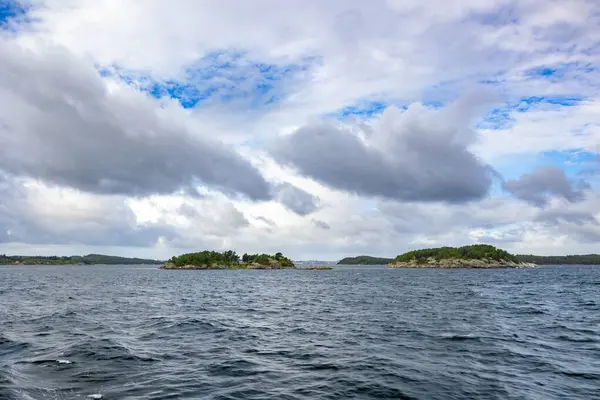 구름낀 지역에 흐르는 호수의 아름다운 — 스톡 사진