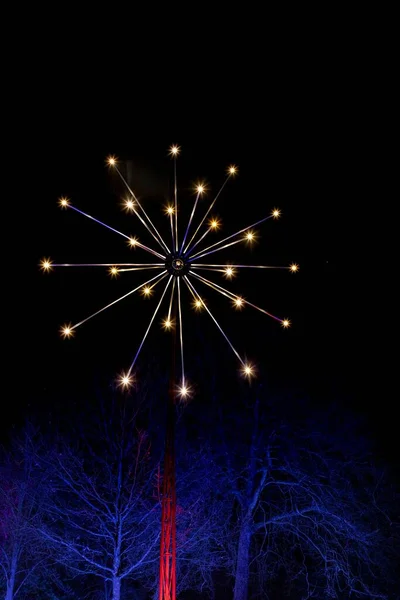 Colpo Verticale Delle Luci Dei Fuochi Artificio Illuminati Natale Notte — Foto Stock