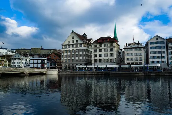 Pemandangan Horisontal Sungai Limmat Zurich Dengan Cerminan Bangunan Tua Sepanjang — Stok Foto