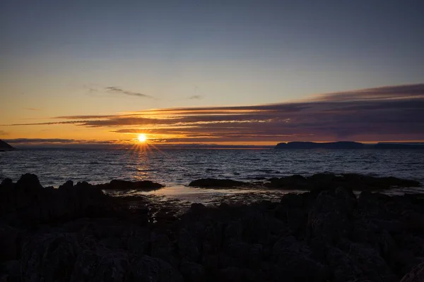 Schöne Aufnahme Eines Sonnenuntergangs Über Einem Meer Mit Ruhigen Wellen — Stockfoto
