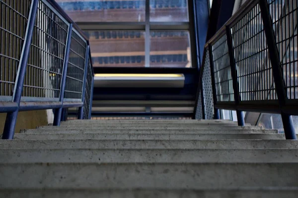 一张通向现代建筑的楼梯的特写照片 — 图库照片