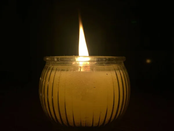 Nahaufnahme Einer Brennenden Weißen Kerze Einem Transparenten Glas Das Die — Stockfoto