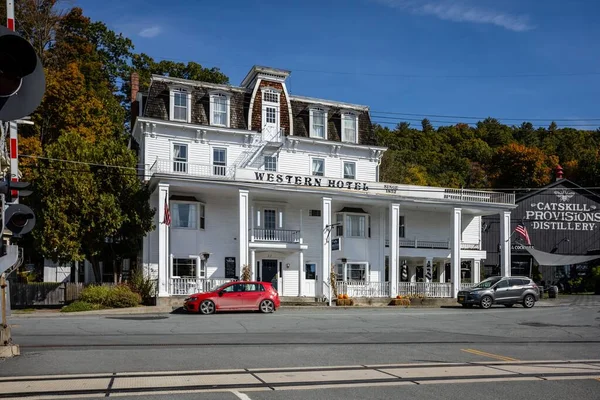 在一个阳光明媚的秋日 纽约卡特基什郡历史性的卡利孔西酒店的立面 — 图库照片