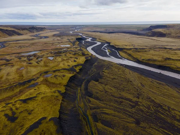 アイスランドの河川敷や道路のある渓谷への景色 — ストック写真