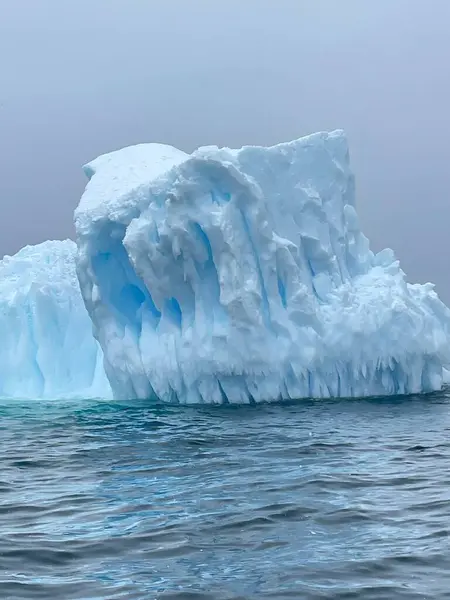 Μια Κάθετη Λήψη Ενός Τεράστιου Παγόβουνου Στον Ωκεανό Στην Ανταρκτική — Φωτογραφία Αρχείου