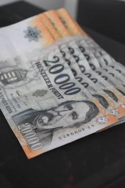 Pionowe Ujęcie Węgierskich Banknotów Nominale 20000 Forintów Rozmytym Tle — Zdjęcie stockowe
