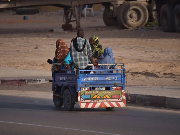 Люди Носять Триколісні Вулицях Нунакотта Мавританія — стокове фото