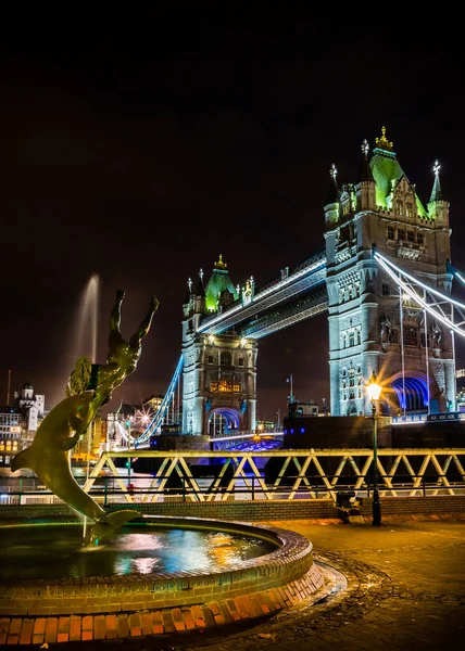 Pionowe Zbliżenie Zdjęcia Posągu Chłopca Delfina Bawiącego Się Tower Bridge — Zdjęcie stockowe