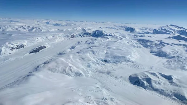 Uma Vista Aérea Altos Picos Nevados Dia Ensolarado — Fotografia de Stock