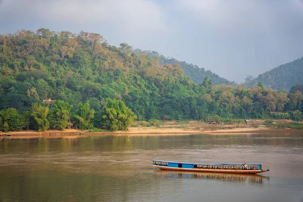 Vacker Bild Mekongfloden Med Flytande Båt Nära Bergen Luang Prabang — Stockfoto