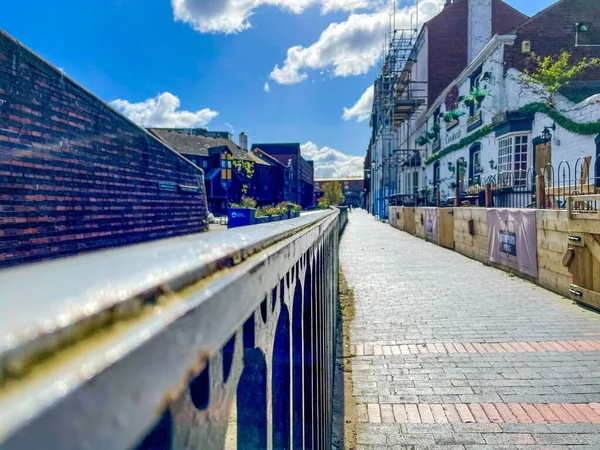 Pusta Ulica Tle Błękitnego Nieba Birmingham Anglia Zjednoczone Królestwo — Zdjęcie stockowe