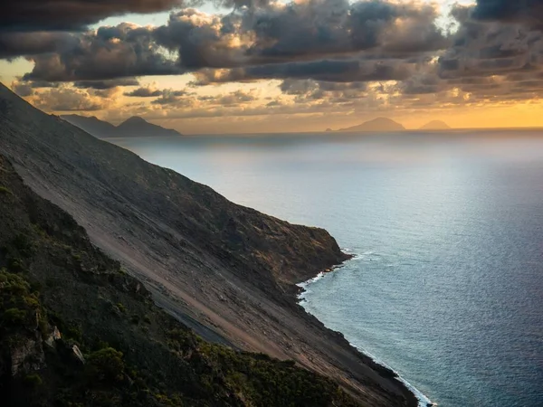 Eine Schöne Aufnahme Des Vulkans Stromboli Und Eines Meeres Unter — Stockfoto