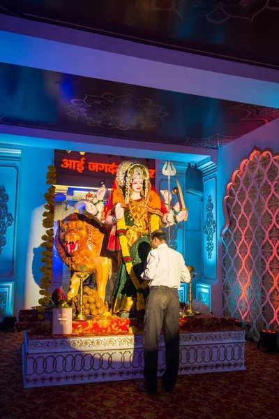 Hombre Rezando Ante Ídolo Maa Durga Mandal Mumbai Por Auspicioso —  Fotos de Stock