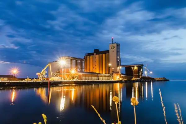 Sveç Klintehamn Nehir Kıyısındaki Bir Mısır Gevreği Fabrikasının Gece Görüşü — Stok fotoğraf