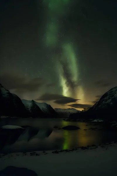 Pionowe Ujęcie Zjawiska Zorzy Polarnej Nad Górami Morzem Norwegii — Zdjęcie stockowe