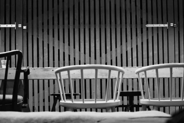 Черно Белые Кресла Баре Перед Деревянной Стеной Стиле Амбара — стоковое фото