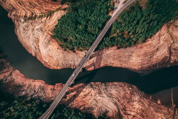 Aerial Shot Bridge River Surrounded Rocky Grounds Trees — Stock Photo, Image
