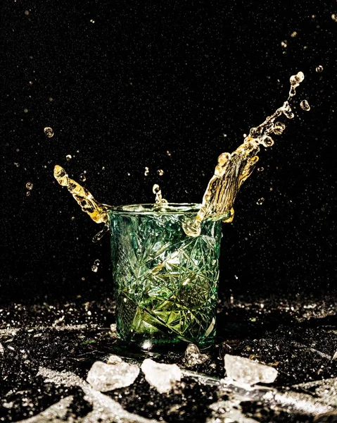 Зеленая Стеклянная Чашка Брызгами Жидкости — стоковое фото