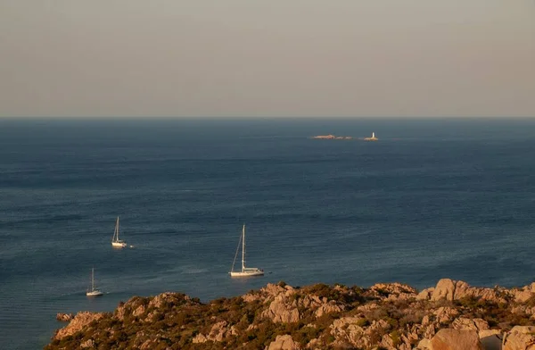Los Barcos Nadando Hermoso Mar Azul Tranquilo Con Horizonte Faro — Foto de Stock