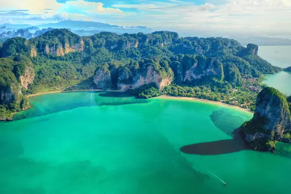Eine Luftaufnahme Der Grünen Klippen Ruhigen Wasser Auf Der Halbinsel — Stockfoto