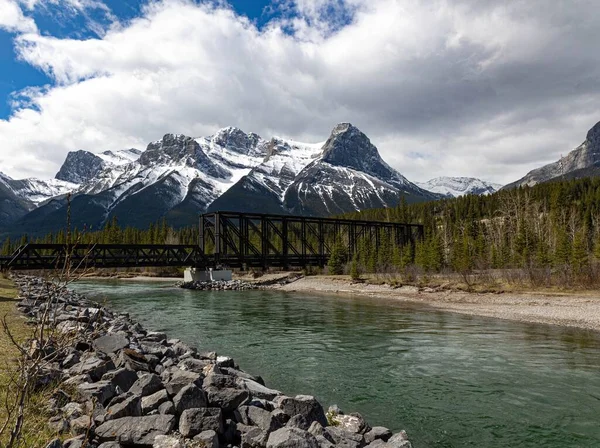 Las Montañas Rocosas Canadienses Vista Con Río Que Fluye Las —  Fotos de Stock