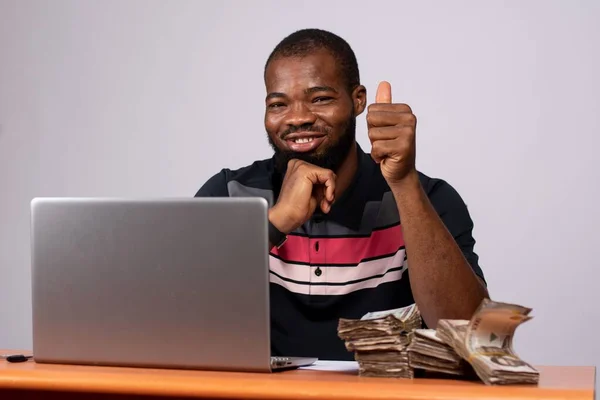 African Businessman Plenty Cash Using Laptop — Stock Photo, Image